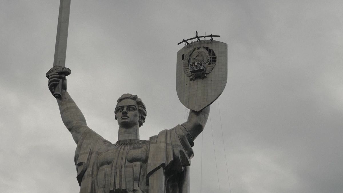 Video: Ukrajina se zbavuje sovětské symboliky. Dominanta Kyjeva mění podobu